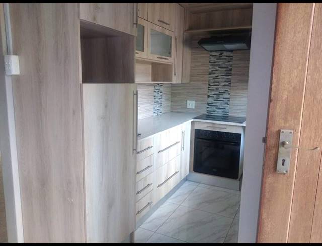 2 BEDROOM SIMPLEX FOR SALE IN ROOIHUISKRAAL NORTH